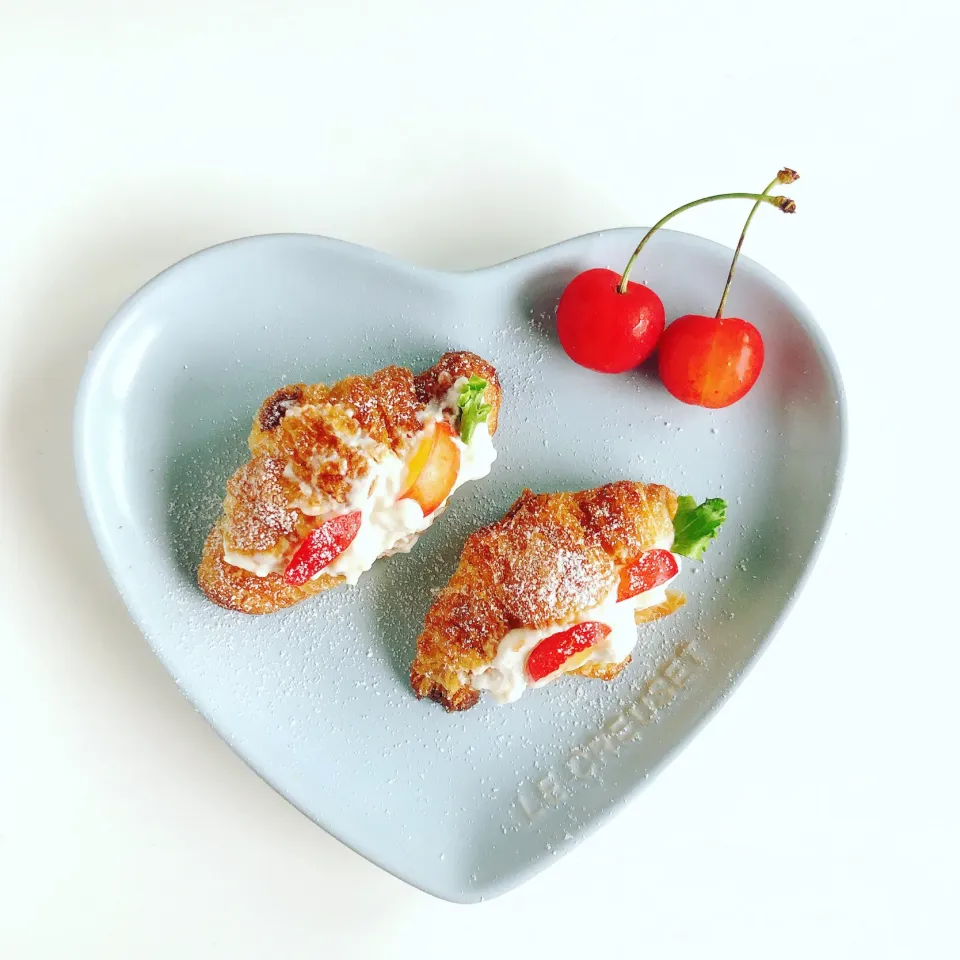 Snapdishの料理写真:さくらんぼとSOYチーズクリームのミニクロワッサンサンド🍒🥐🧀|sakiさん