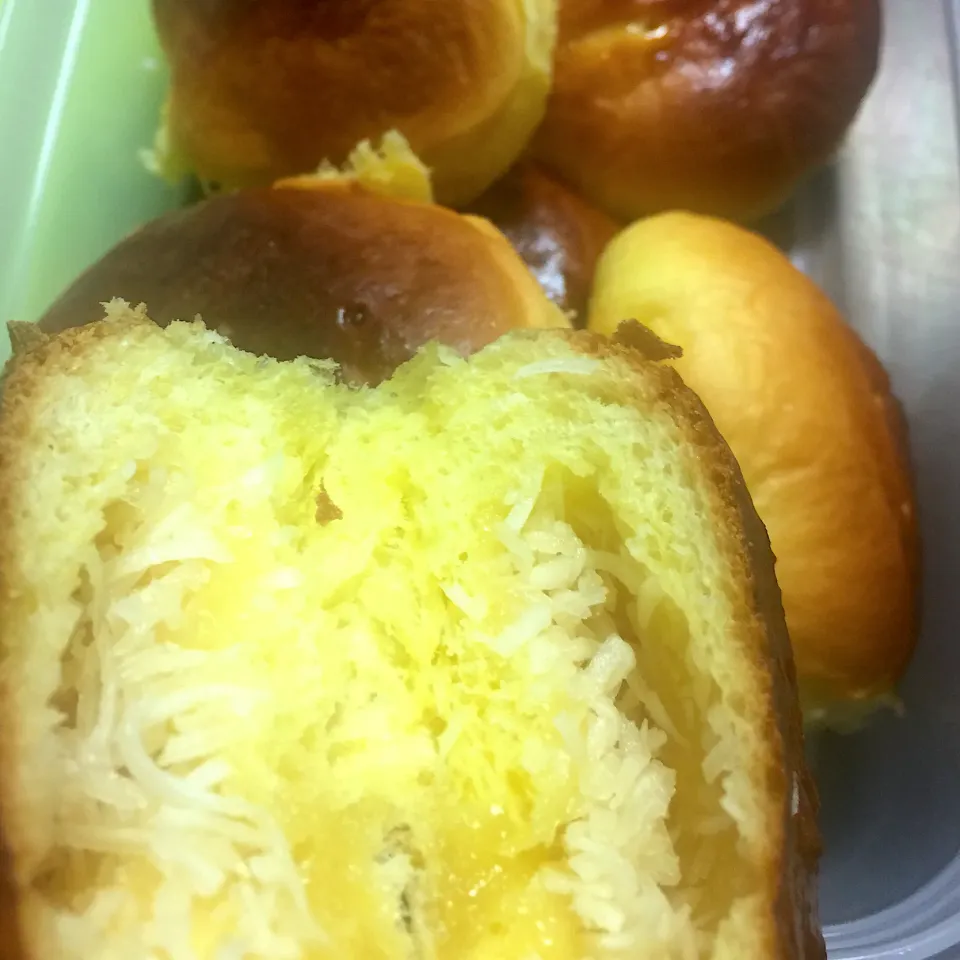 Pandecoco (bread with coconut inside)|Alex Barrionさん