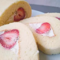 Snapdishの料理写真:Strawberry roll cake|ngquynhnhuさん