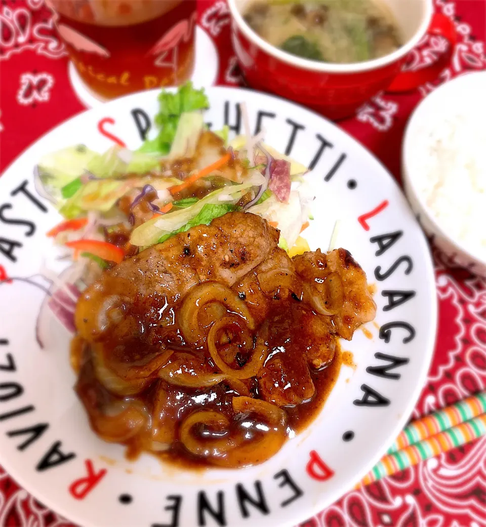 Snapdishの料理写真:月曜日の夕飯🍚トンテキ|琥珀さん