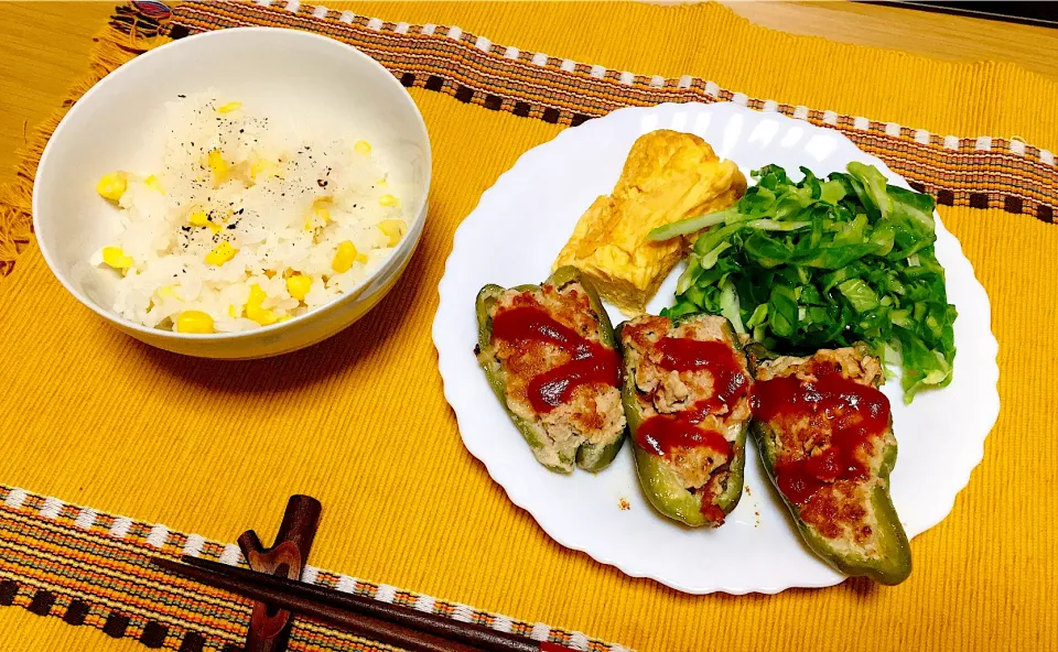 Snapdishの料理写真:とうもろこしの炊き込みご飯とピーマンの肉詰め|つんさん