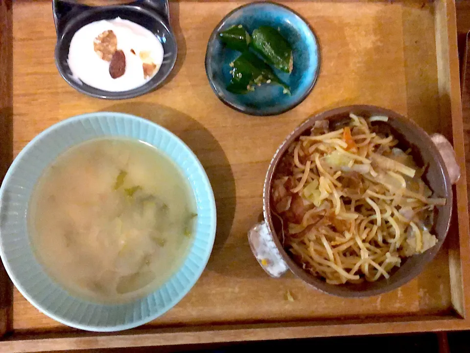 やまいもとほうれん草の味噌汁、焼きそば、きゅうりナムル|めぐさん