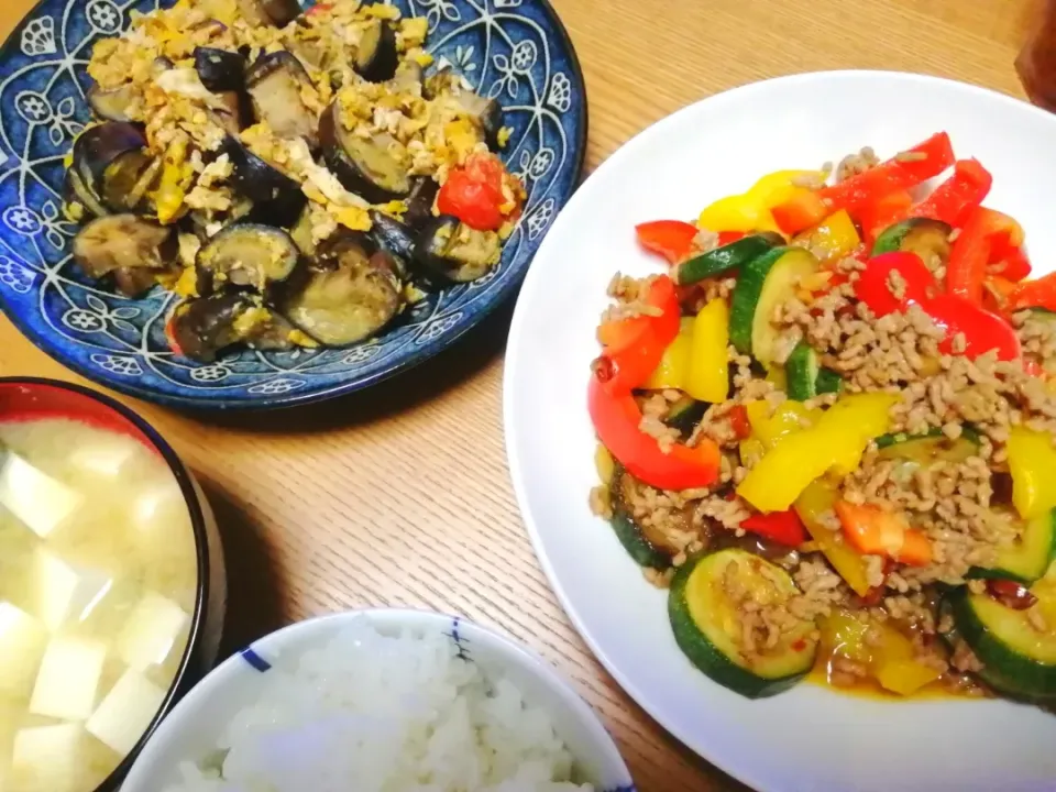 パプリカとズッキーニのぴり辛肉
たて塩茄子とトマトの卵炒め
豆腐の味噌汁|いちみさん