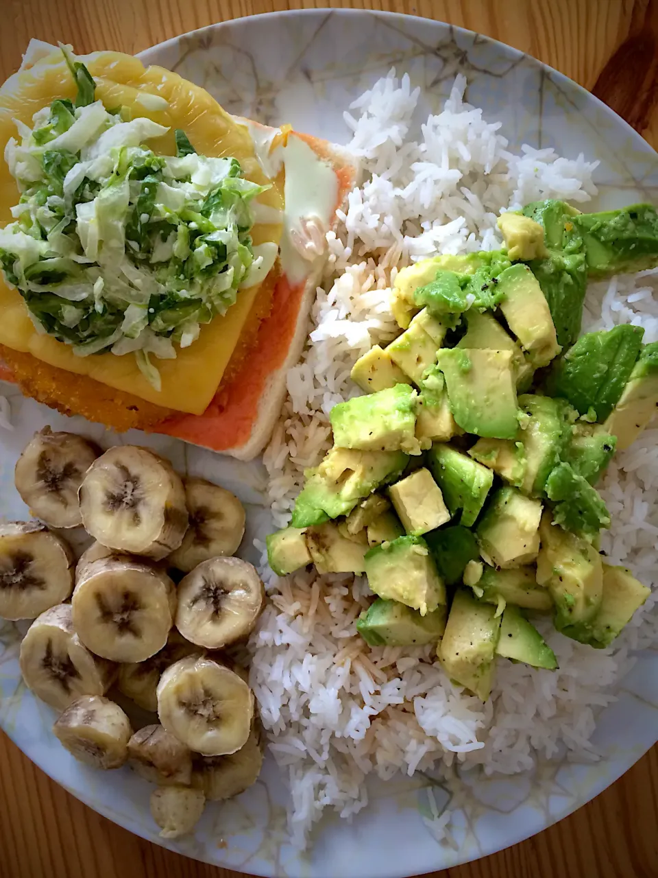 Rice and avocado, banana, vegan “chicken” patty with cheese, salad, and cocktail sauce|MissYumYumさん