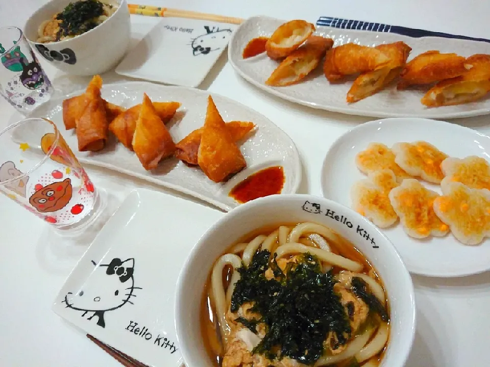 夕食(^ー^)
海苔たまうどん
ポテトチーズ揚げ春巻
チーズ入り焼きかまぼこ|プリン☆さん