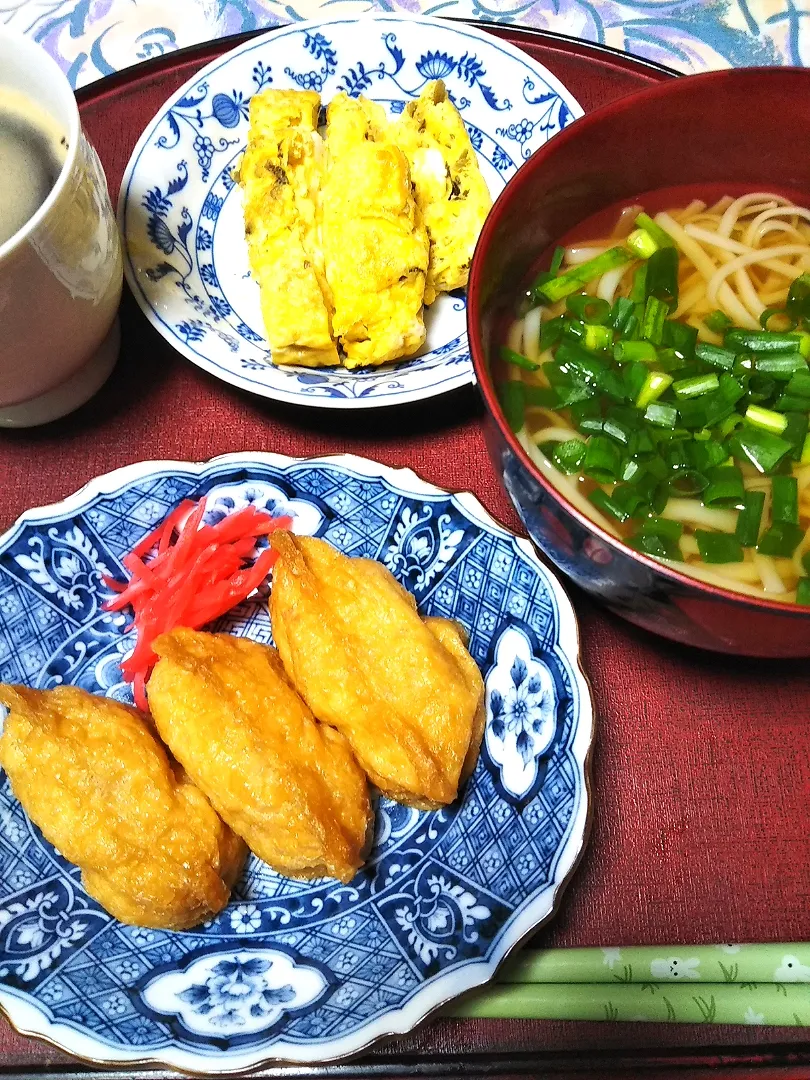 よねばーばの朝ごはん
いなり寿司
稲庭うどん、
玉子焼き|yoneばーばさん