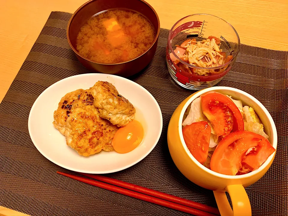 鶏胸肉でつくね、エノキとベーコンのバター炒め、サラダ、お味噌汁|tsumaminaさん