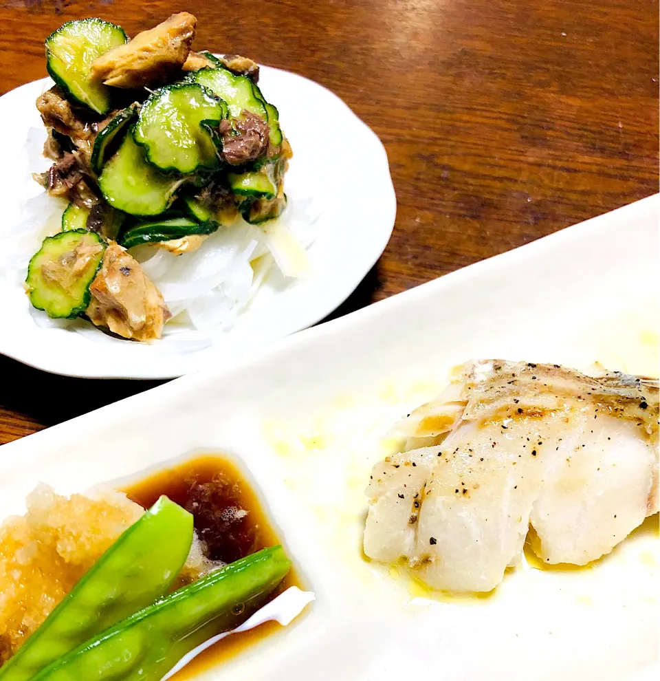 【夕食メニュー】たらのバター蒸し焼き・新玉ねぎとサバ缶のサラダ|takaさん