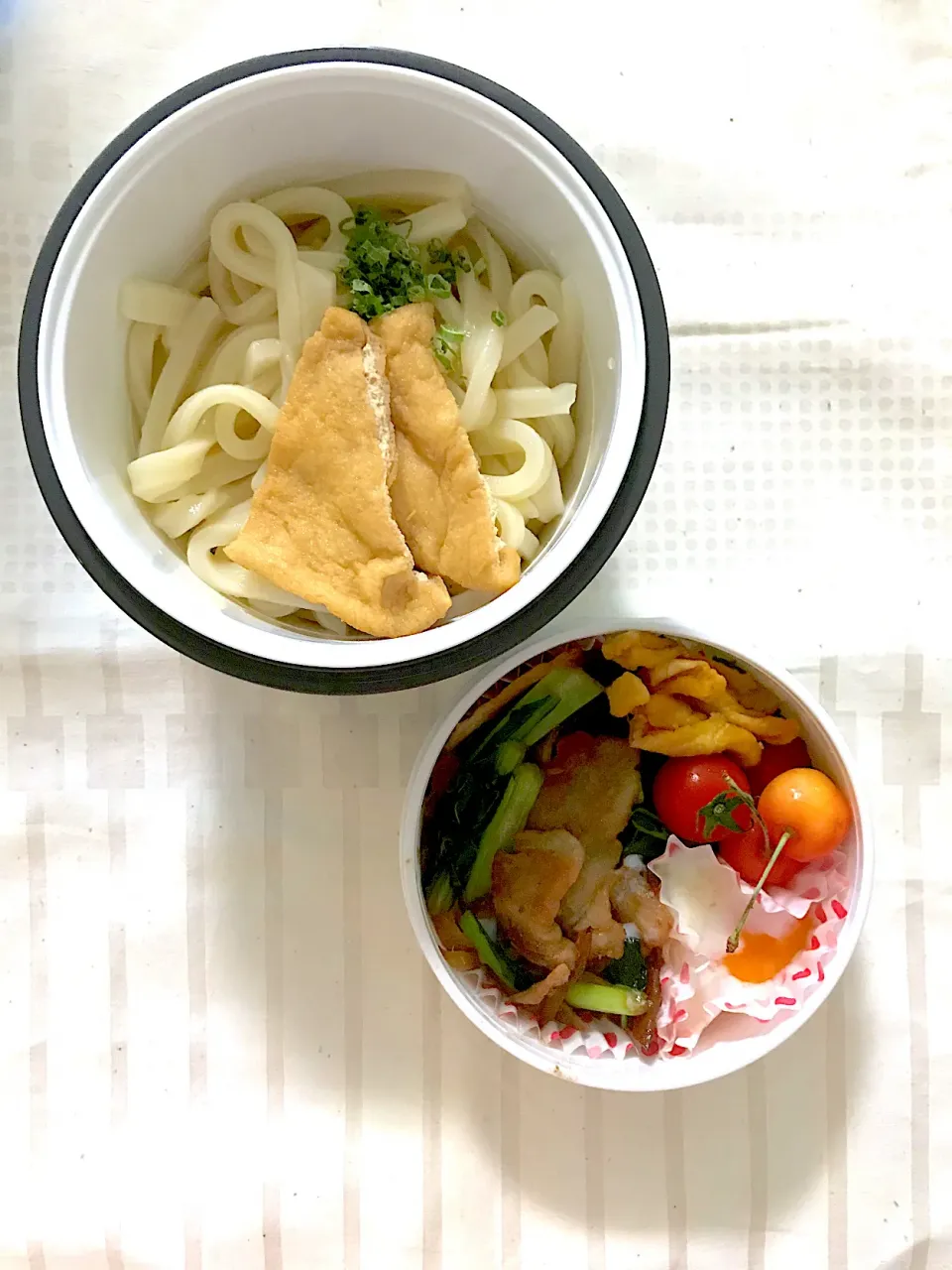 息子お弁当　豚バラ野菜炒め　温玉、きつねうどん|sonokoさん