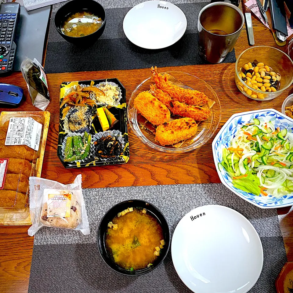 Snapdishの料理写真:おにぎり、稲荷、和装剤、エビフライ、カニコロッケ、味噌汁|yakinasuさん