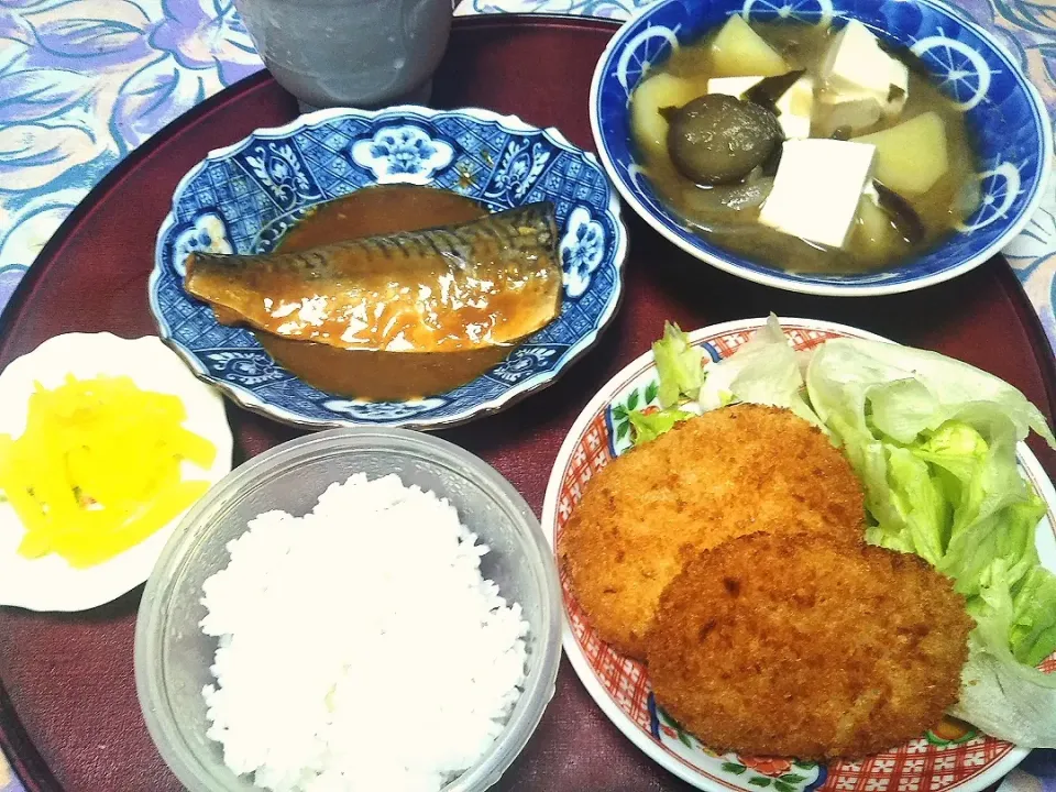 よねばーばの朝ごはん
冷凍コロッケ
鯖の味噌煮
具沢山の味噌汁|yoneばーばさん