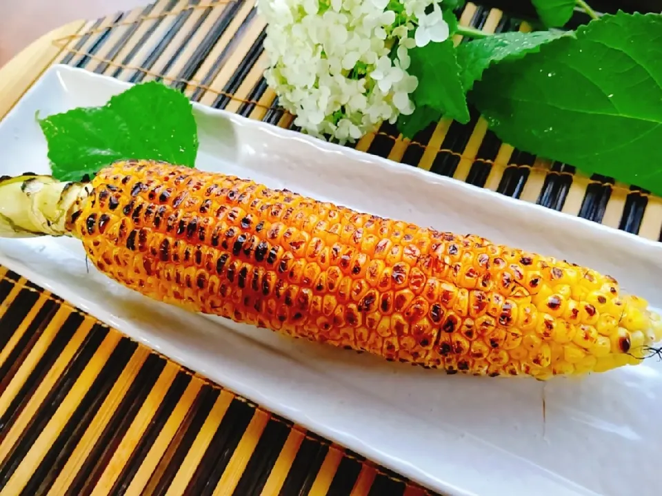 Snapdishの料理写真:お手軽🌽醤油香ばし焼きとうもろこし|Naomi Furuyaさん