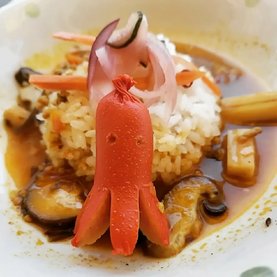 Snapdishの料理写真:レンコンと椎茸のポークキーマカレーwithタコさんウインナー🐙|ふじわらたくやさん