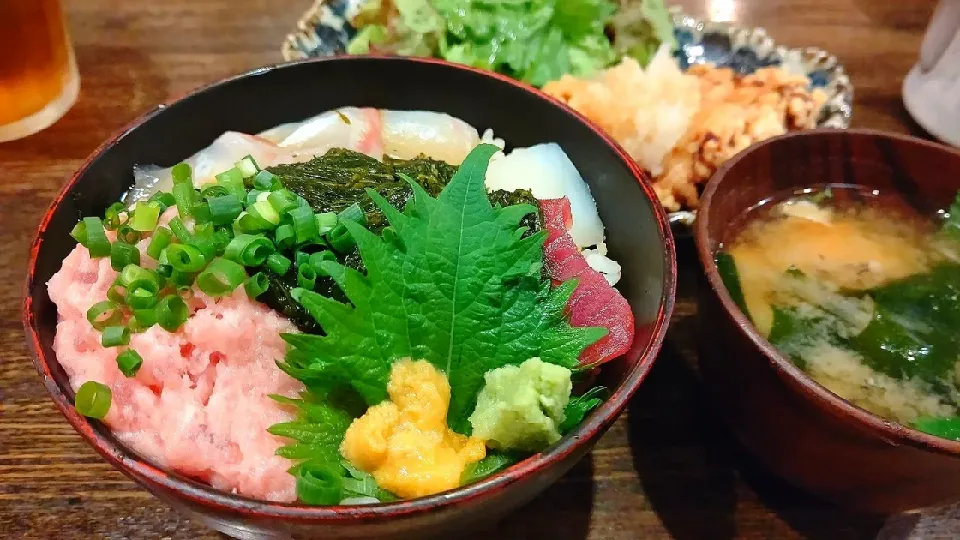 Snapdishの料理写真:賄い飯🍚海鮮丼|Gauche Suzukiさん