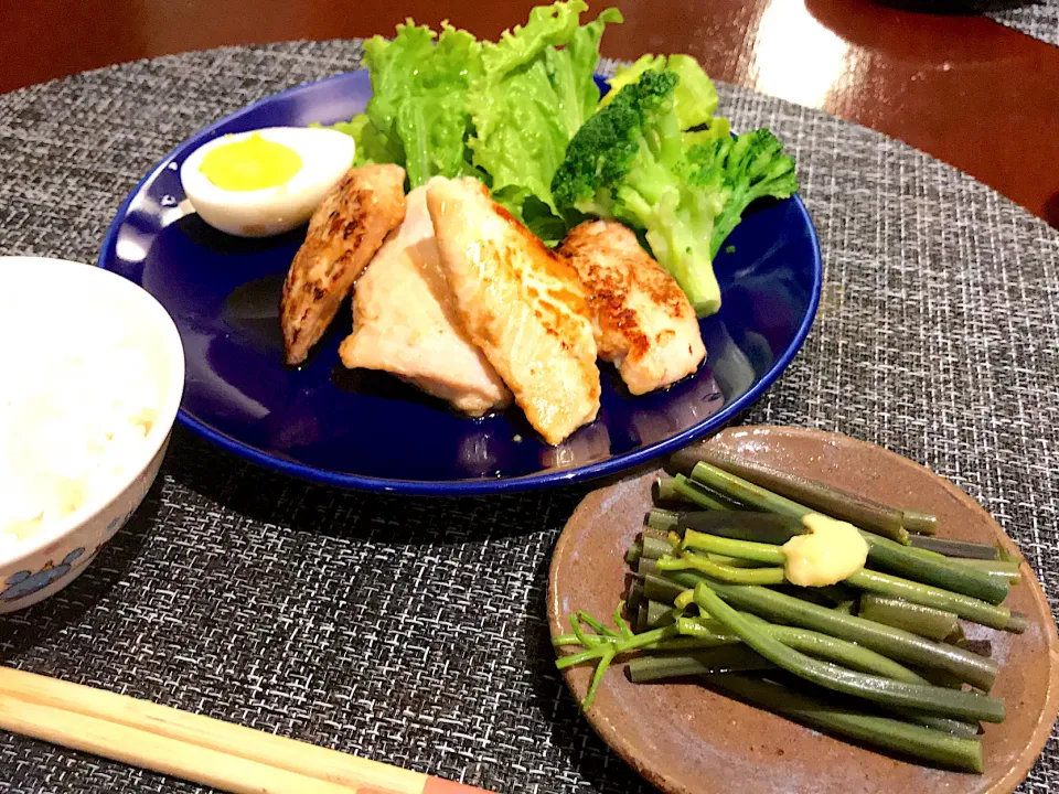 鶏むねの塩麹焼きとわらびのお浸し|とみぃさん