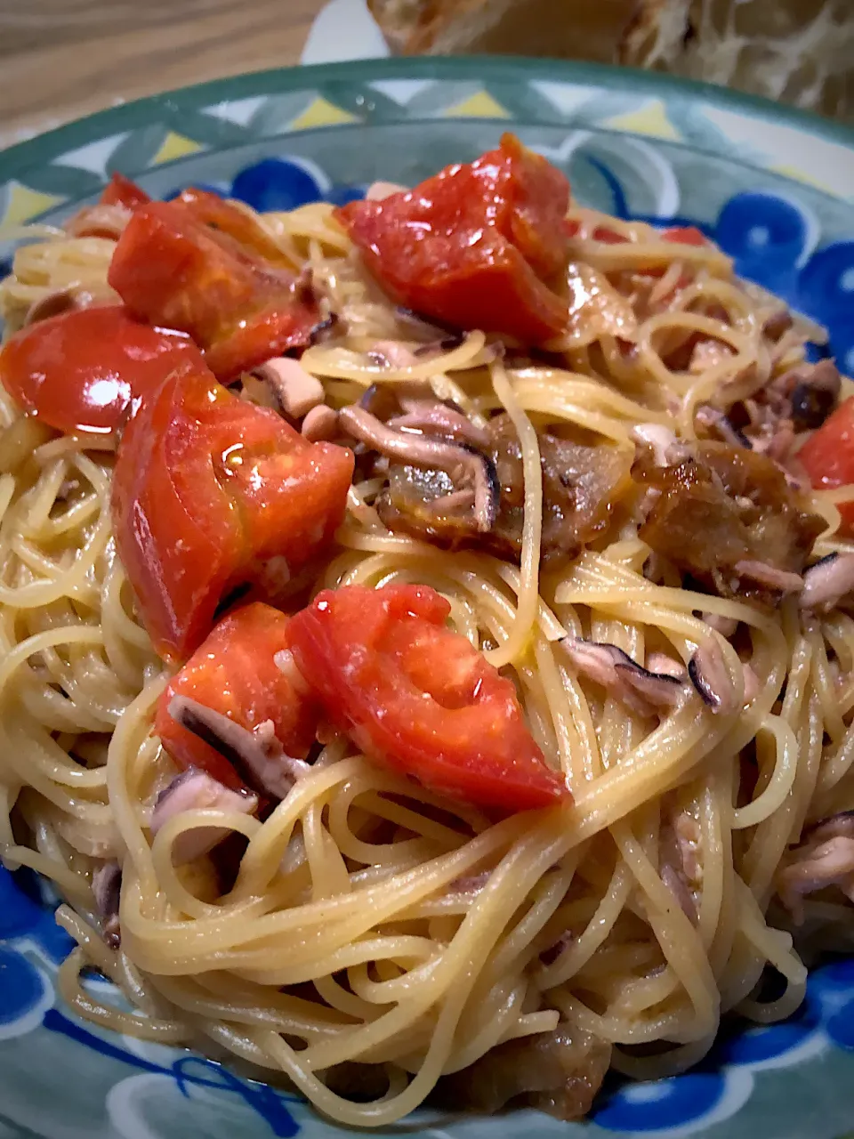 いかの塩辛とトマトのオイルソースパスタ|ミウトおかんさん