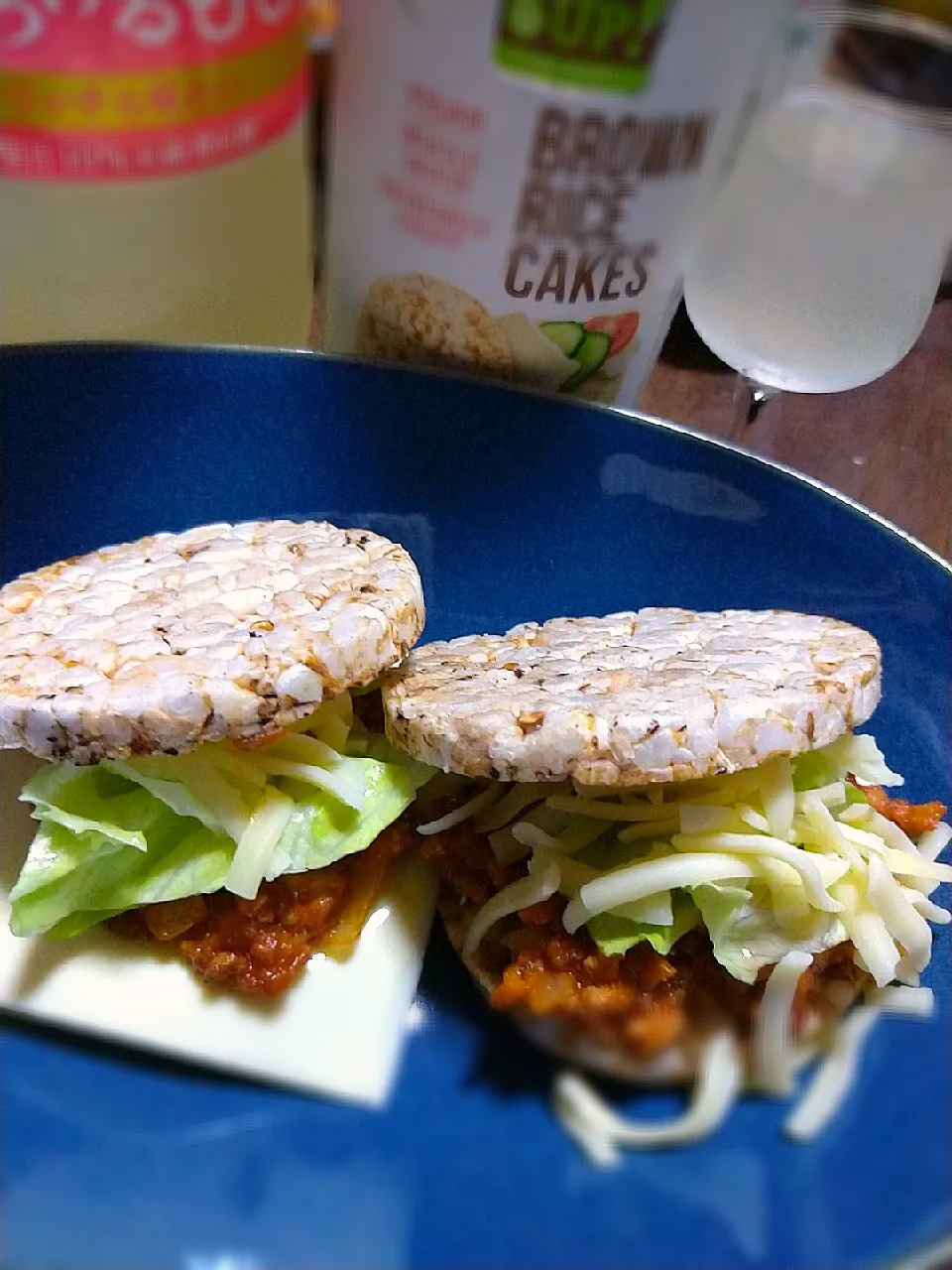 BROWN RICE CAKESとタコライスの具でハンバーガー風|ぴっぴさん