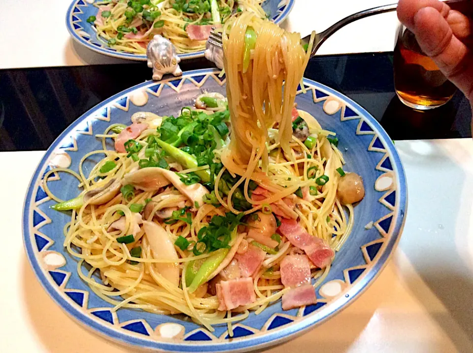 Snapdishの料理写真:ほ〜んのり昆布醤油味のアスパラ、しめじ、えのき、エリンギ、マッシュのきのこたっぷりペペロンチーノ🍄|Takeshi  Nagakiさん