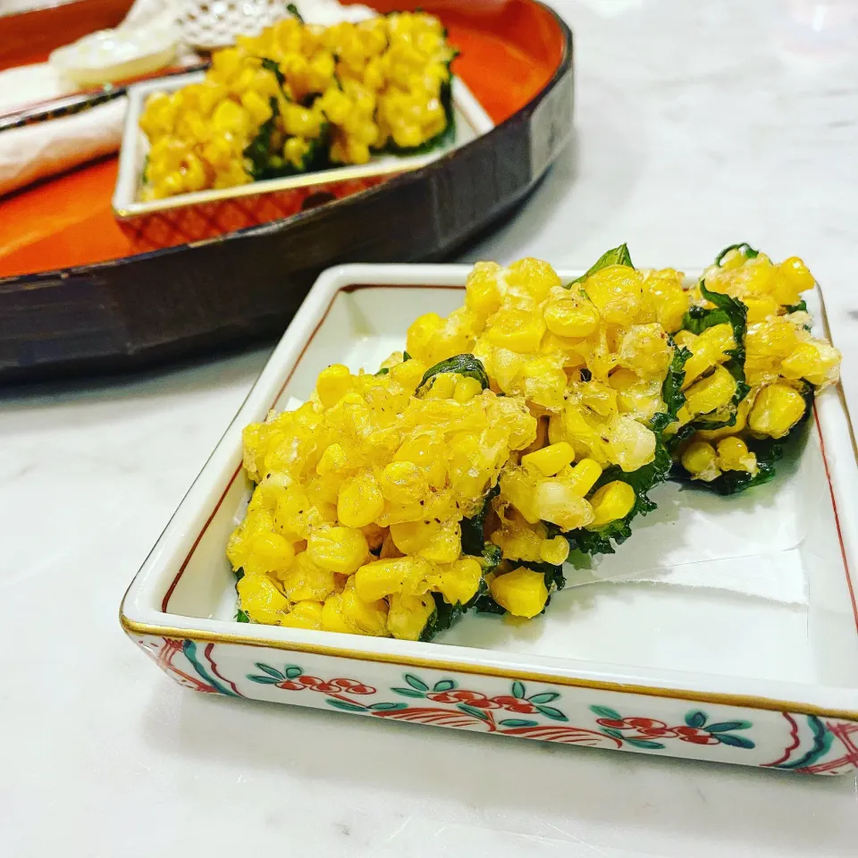 Snapdishの料理写真:トウモロコシと大葉のかき揚げ🌽|Laraさん