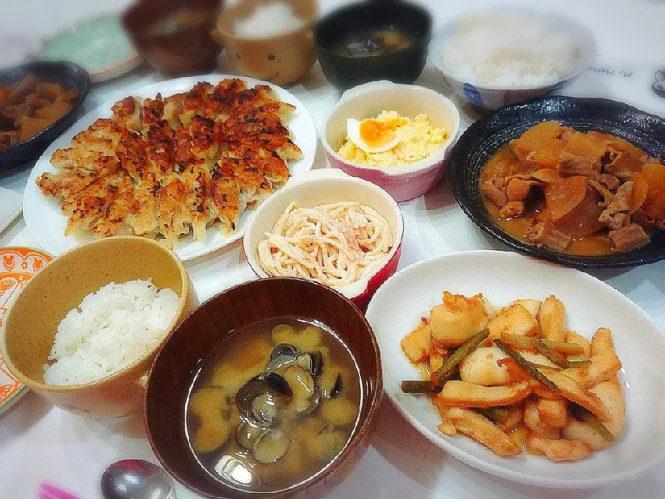 夕食(^ー^)
肉餃子
イカのバター醤油焼き
もつ煮
たらこスパサラダ
マカロニ卵サラダ
しじみのお味噌汁|プリン☆さん