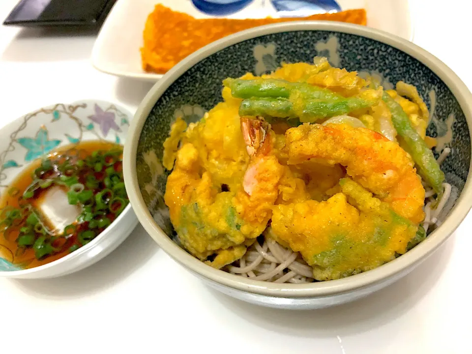 大葉巻き海老天　新玉ねぎと三度豆のかき揚げ　冷や蕎麦　だし巻き|まり＊さん