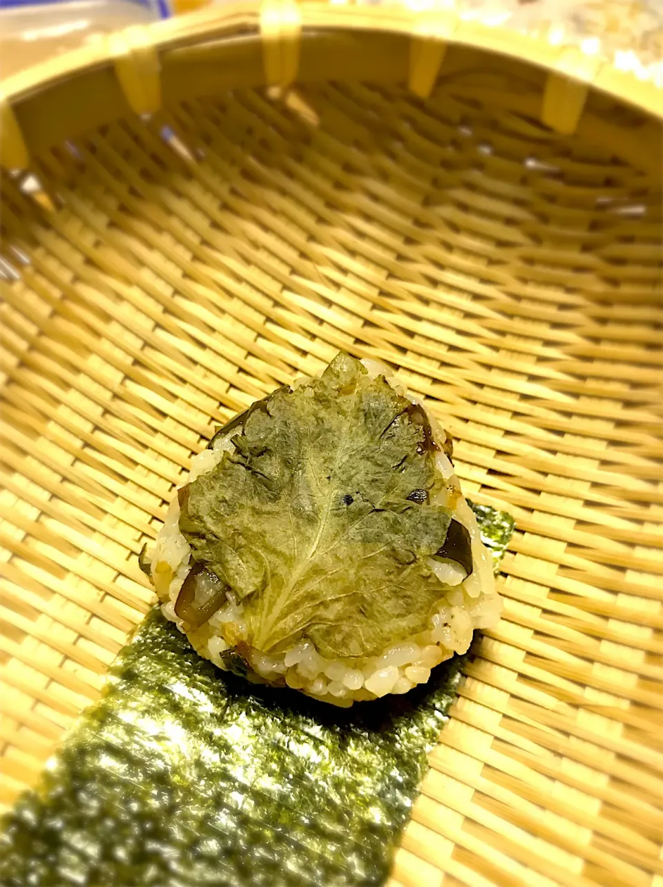 Snapdishの料理写真:大葉の塩漬けむすび×昆布の佃煮ごはん|morimi32さん