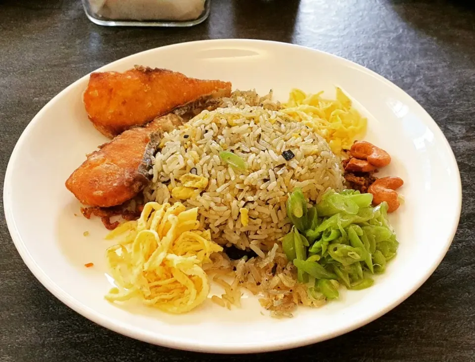 Snapdishの料理写真:olive fried rice|Jenny Ngさん