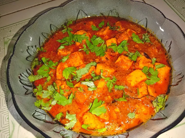 Snapdishの料理写真:paneer tikka gravy|sabbyさん