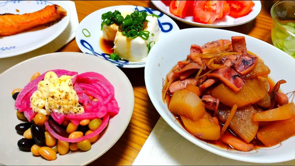 6/23の夕食
冷蔵庫にあるもので晩御飯🌃🍴
おすすめは…烏賊大根|卯月さん