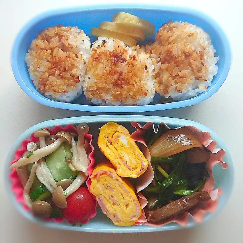 Snapdishの料理写真:夫 お弁当
レバニラ、ベーコン卵焼き、しめじのマリネとキュウリ、ゴマ醤油焼おにぎり|まめころさん