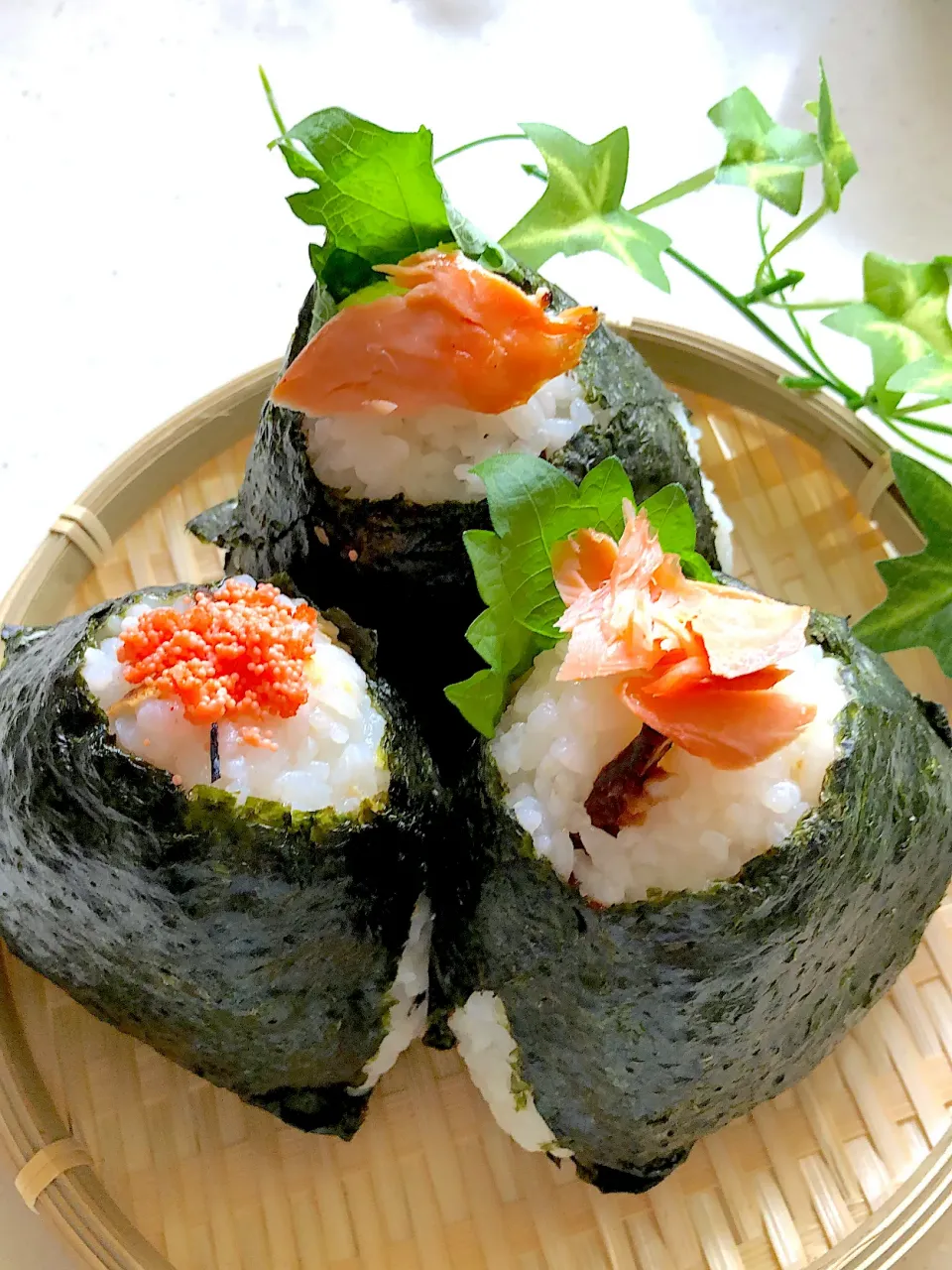 鮭と焼きたらこのおにぎり🍙味噌漬けと塩椎茸イン^ - ^|みゆきさん