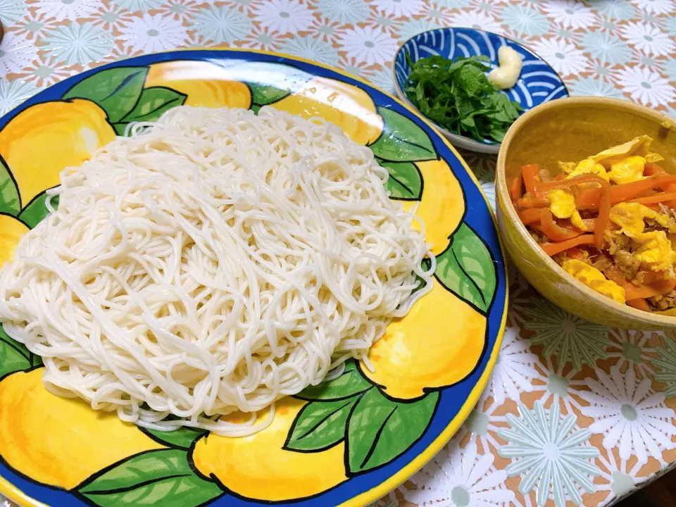 Snapdishの料理写真:昼飯　素麺と人参しりしり|yoさん