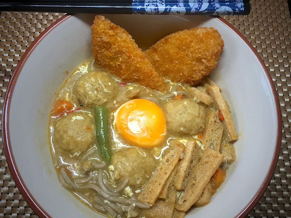 煮込みカレー蕎麦 白身魚フライトッピング|すくらんぶるえっぐさん