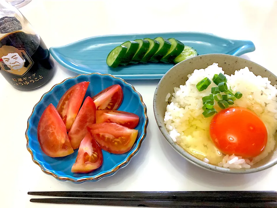 Snapdishの料理写真:朝ごはん　龍の卵の卵かけ　きゅうり浅漬け　冷やしトマト|まり＊さん