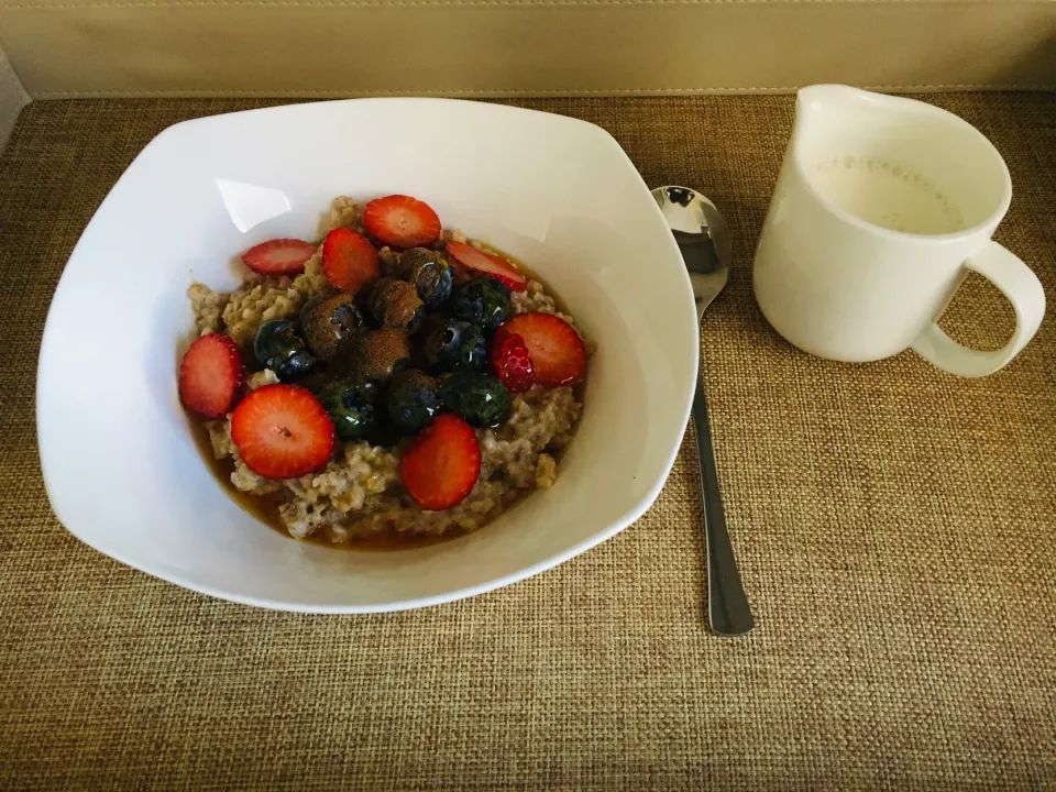 Oatmeal and Berries|QueenMbeeさん