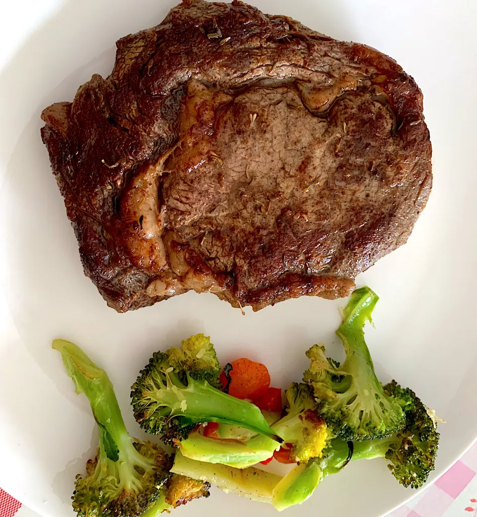 Snapdishの料理写真:Ribeye steak|Kutingさん