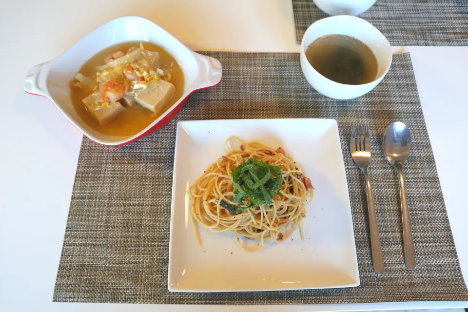 今日の夕食 塩辛と大葉のパスタ、高野豆腐とえびの卵とじ、わかめスープ|pinknari🐰🌈さん