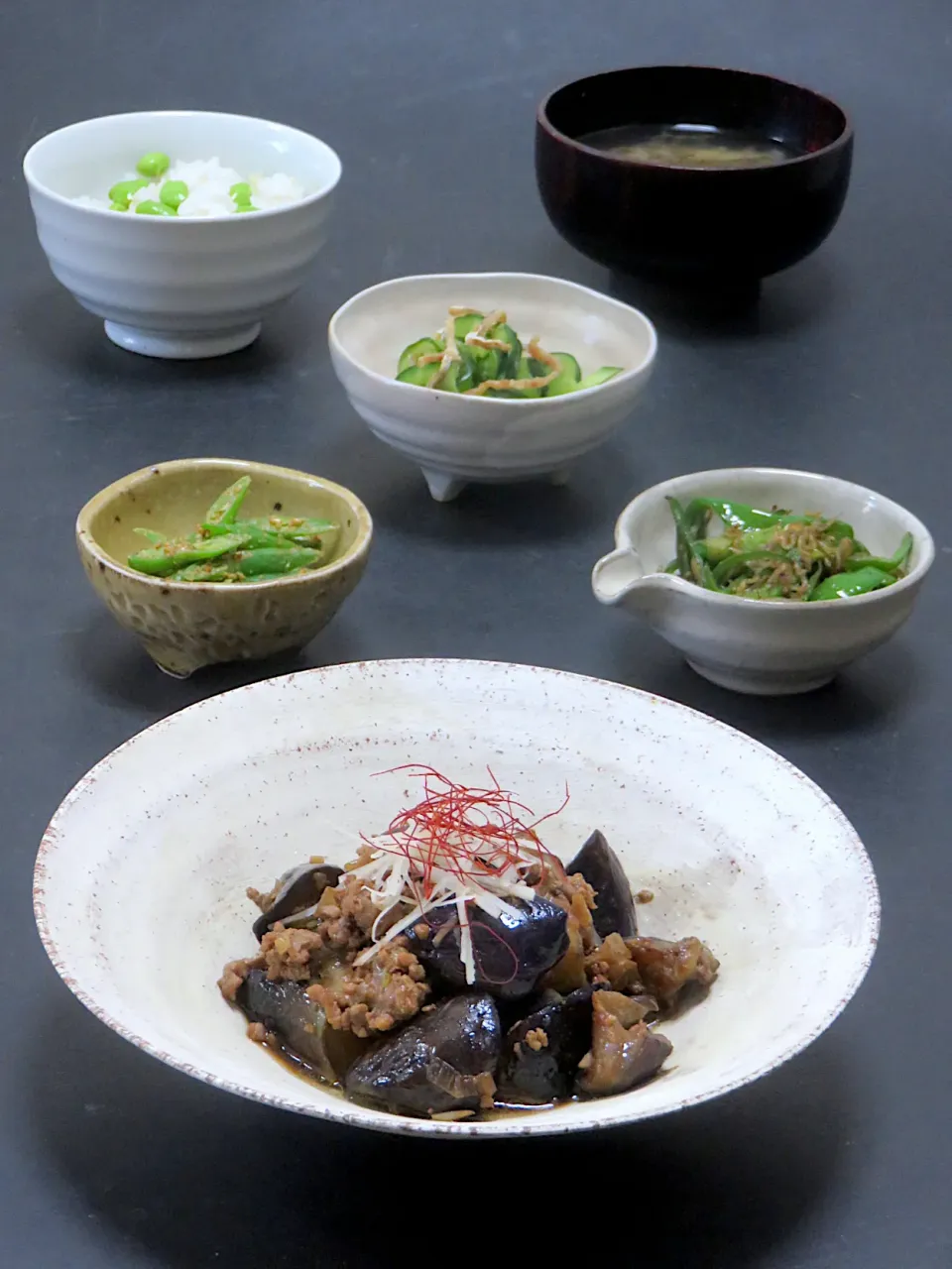 今晩は、茄子の挽き肉炒め、三度豆胡麻和え、鱧皮胡瓜 土佐酢、ピーマンじゃこ炒め、海蘊の味噌汁、発芽玄米枝豆ご飯|akazawa3さん