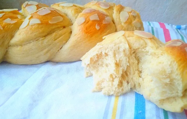 Brioche tressée aux amandes effilées 🍞|ngquynhnhuさん