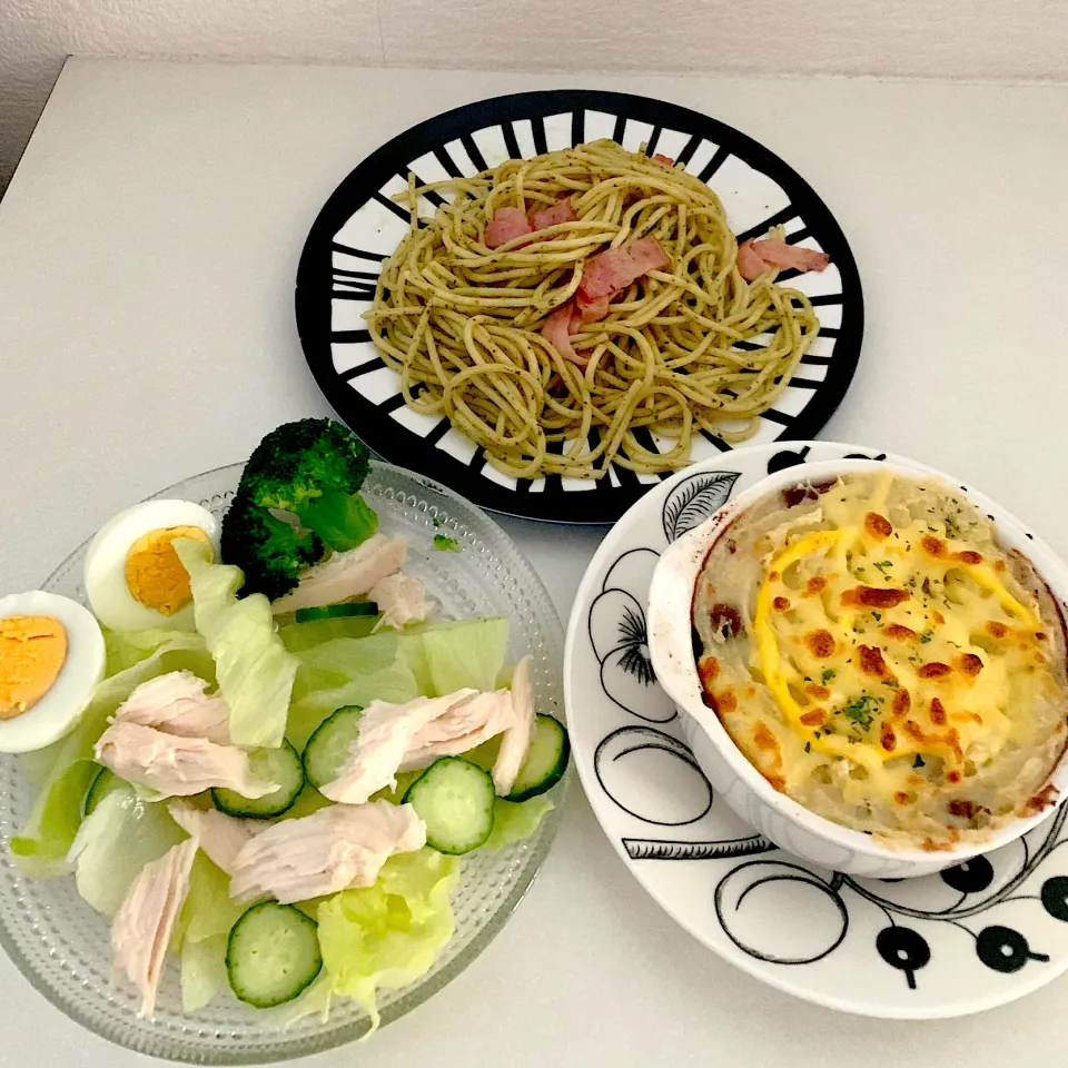 夜ご飯☺︎鶏むねサラダ☆合挽き肉とマッシュポテトのミルフィーユ☆ジェノベーゼパスタ|とまこ(*^o^*)さん