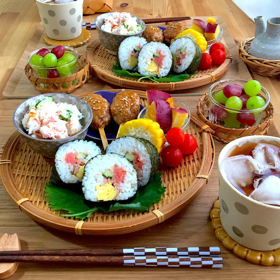 Snapdishの料理写真:太巻き寿司でおひるごはん🍚🥢|mou mouさん