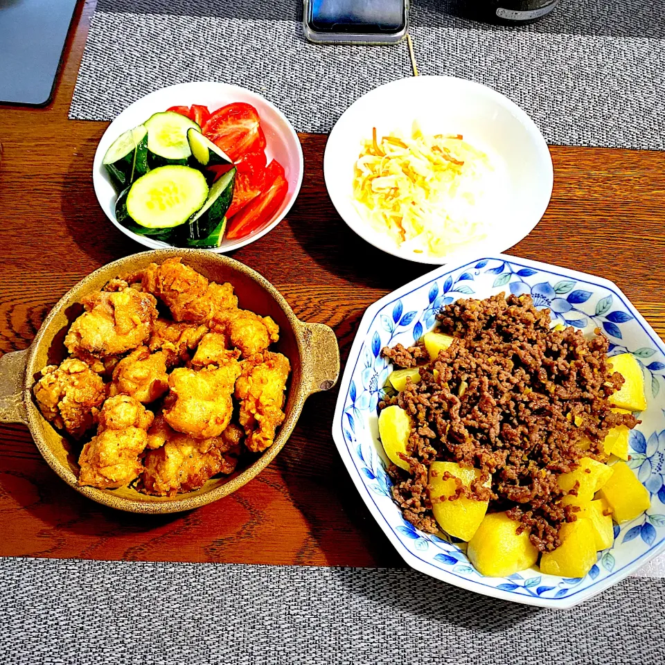 鶏モモ肉唐揚げ、ジャガイモの素揚げ甘辛ミンチかけ、サラダ|yakinasuさん