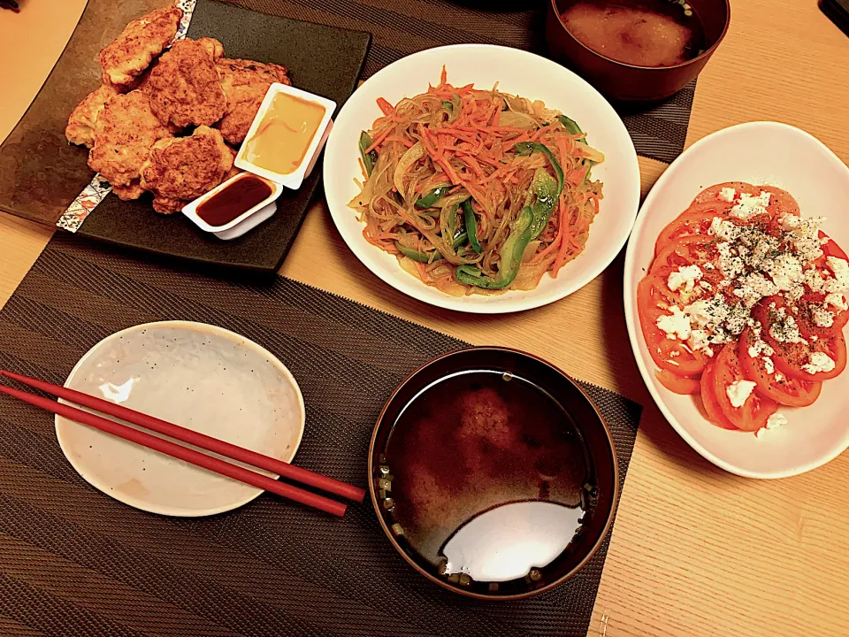 チキンナゲット、春雨カレー炒め、トマトサラダ、お味噌汁|tsumaminaさん