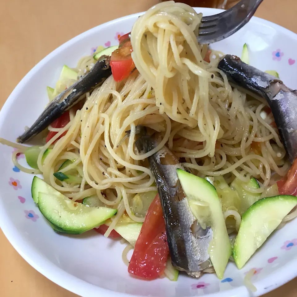 在宅勤務中の男飯(オイルサーディンとズッキーニのパスタ)|おおもりの星さん