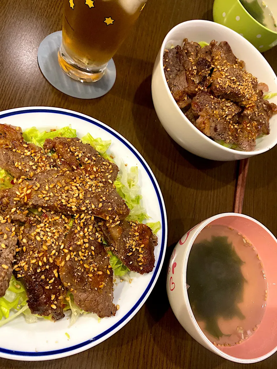 Snapdishの料理写真:牛カルビ焼肉丼　わかめスープ|ch＊K*∀o(^^*)♪さん