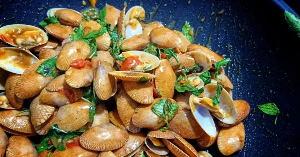 Stir Fried Clams with Chili Paste.|Aom Autsawadetさん