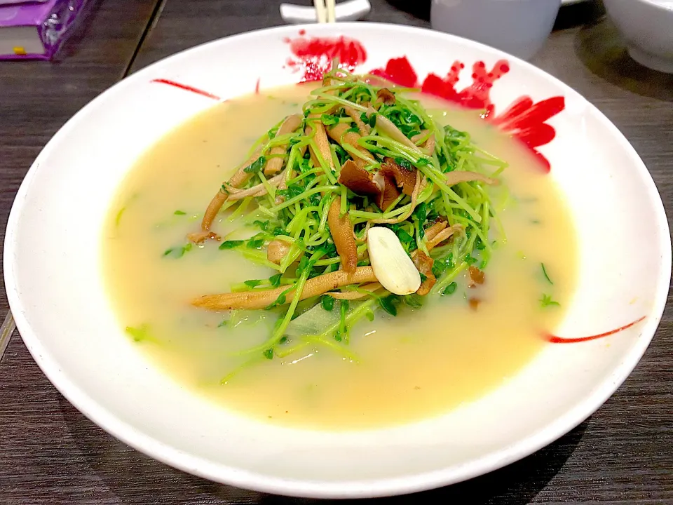 Poached greenhouse bean sprouts, tea tree mushrooms|skyblueさん