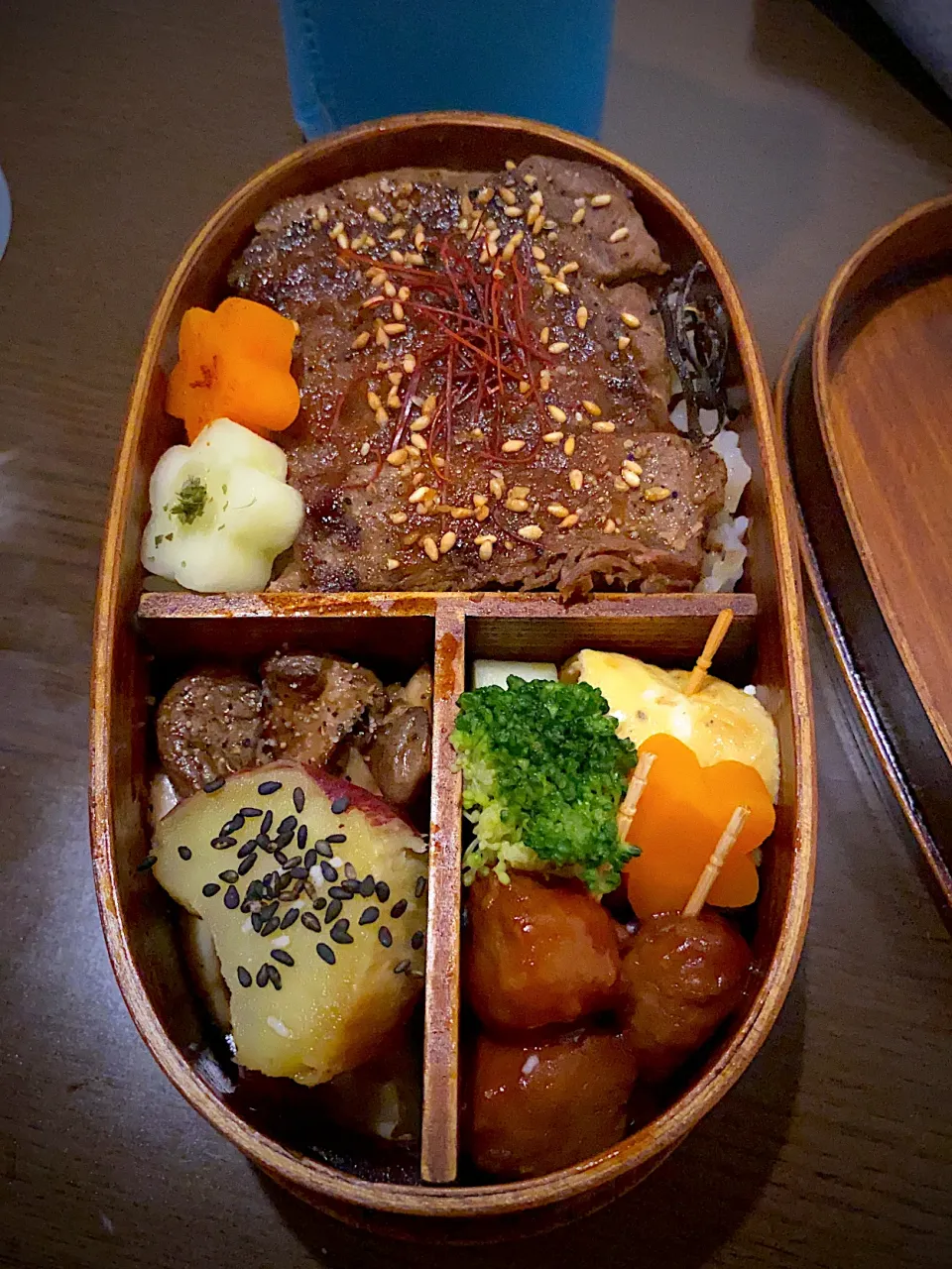 お弁当🍱ビーフステーキ　渦巻卵焼き　ミートボールトマト煮　薩摩芋甘煮　エリンギソテー　蒸しブロッコリー　人参甘煮　花型キュウリ　糸唐辛子　塩昆布|ch＊K*∀o(^^*)♪さん