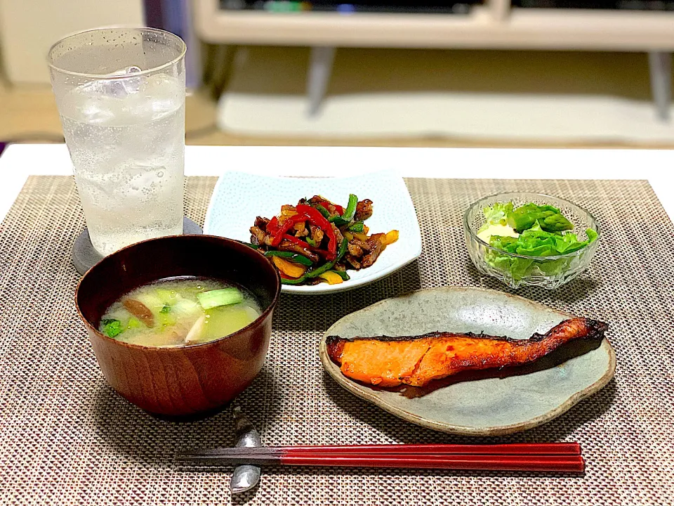 ばんごはん。鮭の西京焼き、青椒肉絲、アスパラサラダ、青梗菜と椎茸のお味噌汁。|yukiさん