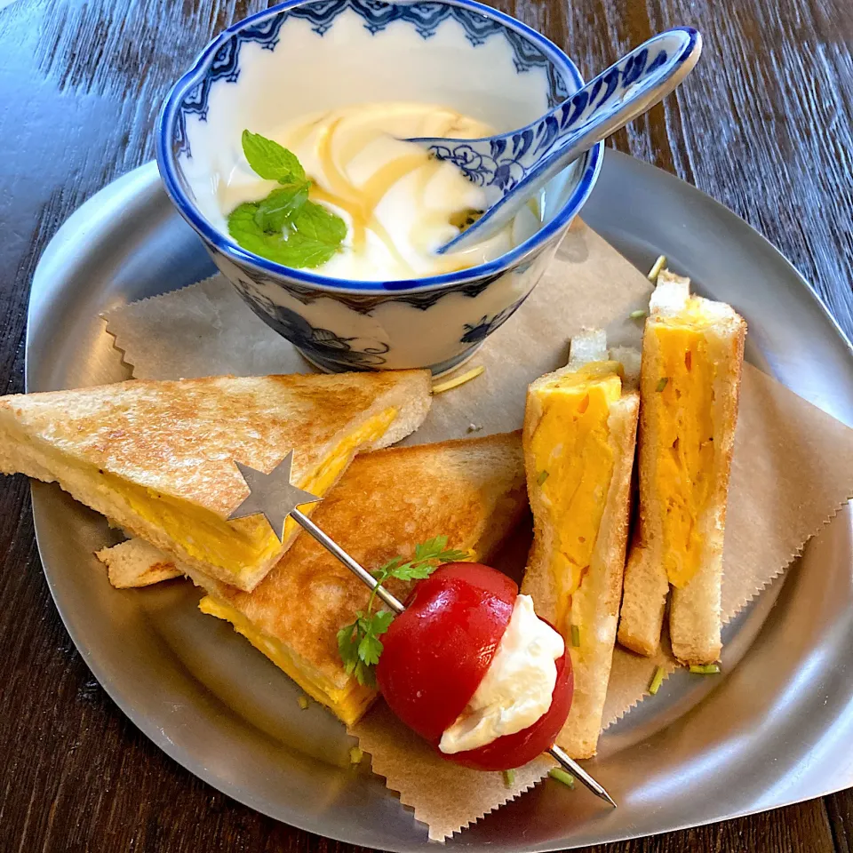 Snapdishの料理写真:薄焼き玉子のホットサンドモーニングプレート|Kさん